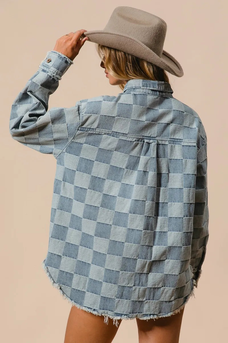 Rutete oversized dameskjorte med unike frynsete kantdetaljer. En stilig og behagelig fritidsskjorte.