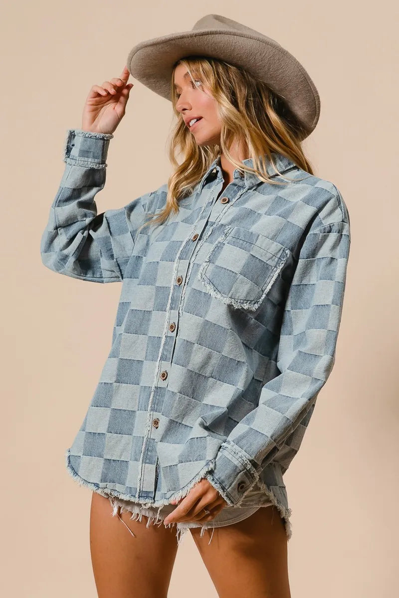 Trendy oversized rutete dameskjorte med røffe, frynsete kanter. Casual bomullsskjorte i vintage stil.