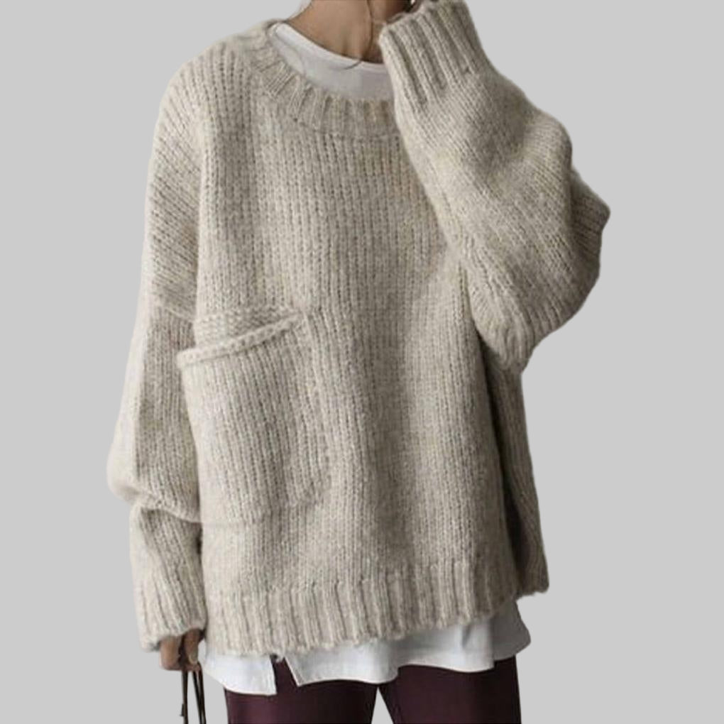Oversized elfenben strikkegenser for kvinner med praktisk frontlomme. Komfortabel og avslappet damegenser til hverdag.