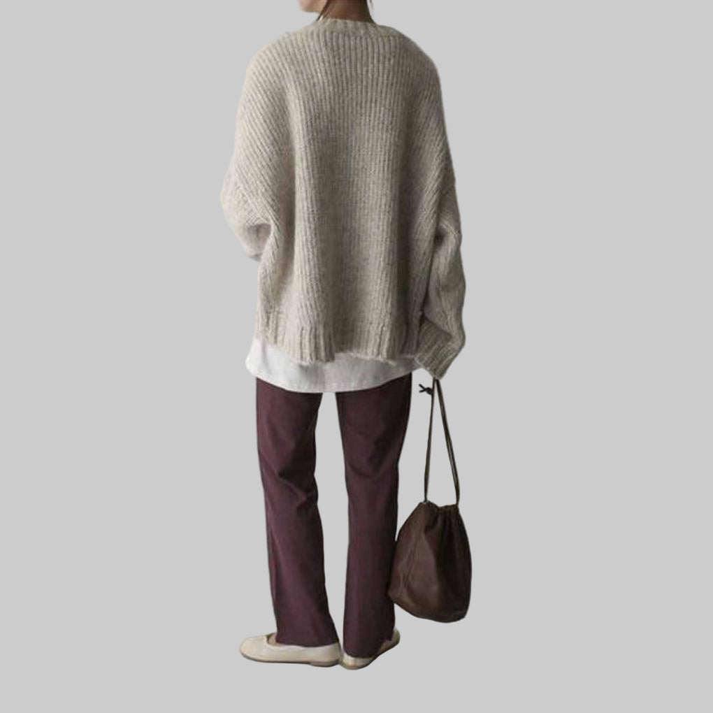 Komfortabel oversized elfenben genser med frontlomme. Avslappet damegenser i strikk, perfekt for lag-på-lag stil.