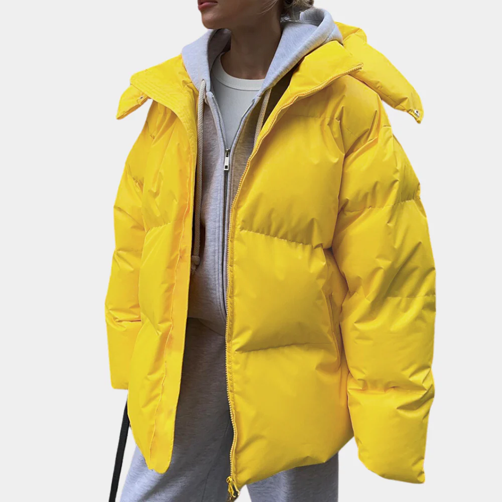 Komfortabel oversized polstret kvinnejakke med trendy quiltet hette. Funksjonell og varm høst/vinter hettejakke.