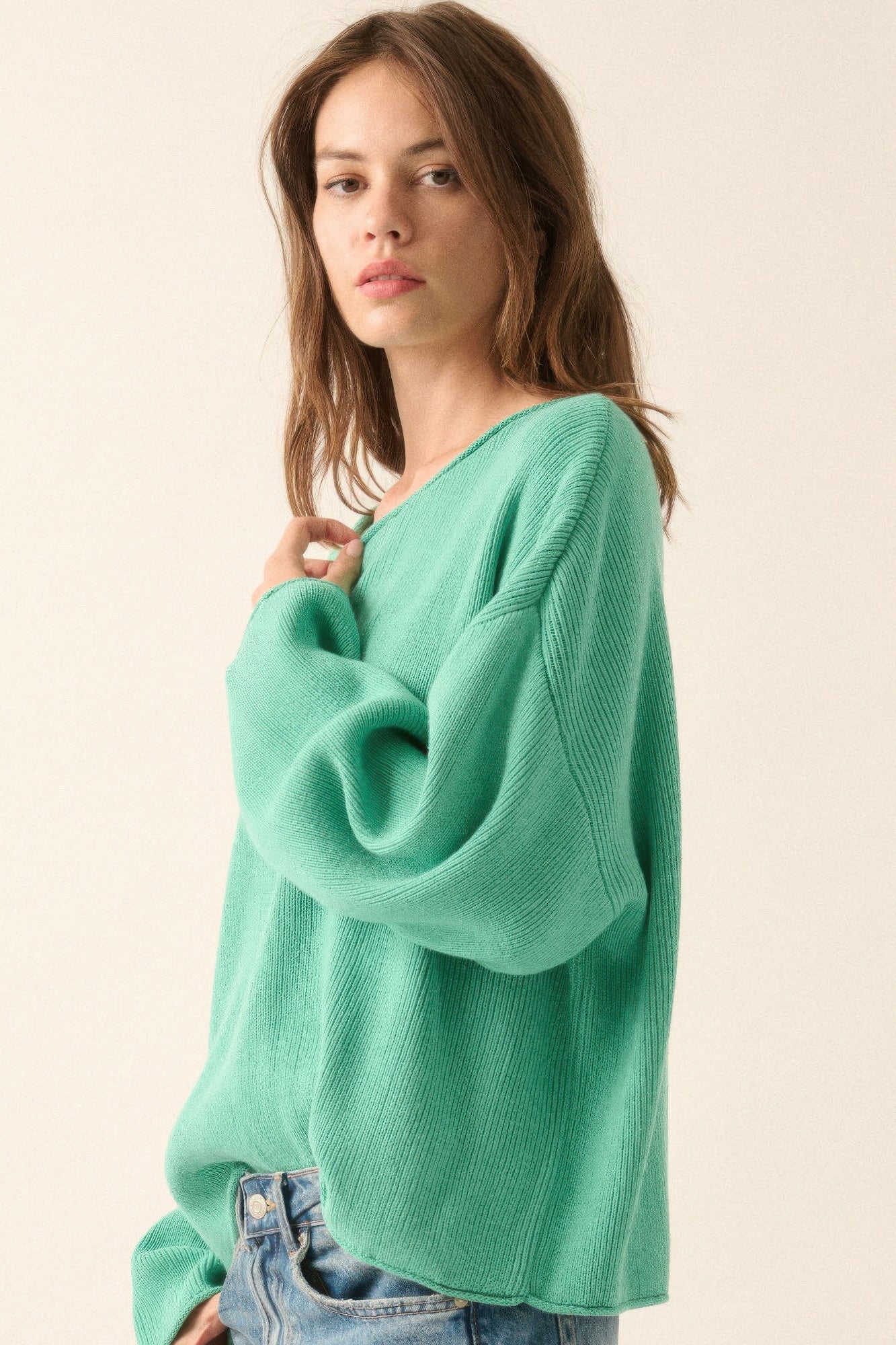 Komfortabel oversized damegenser med ribbestrikk og feminin båtutringning. En allsidig hverdagsfavoritt.
