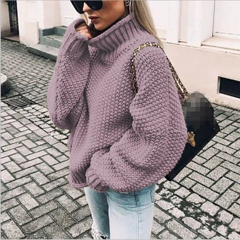 Myk, chunky strikkegenser dame med høy hals. Perfekt oversized vintergenser for komfort og varme.