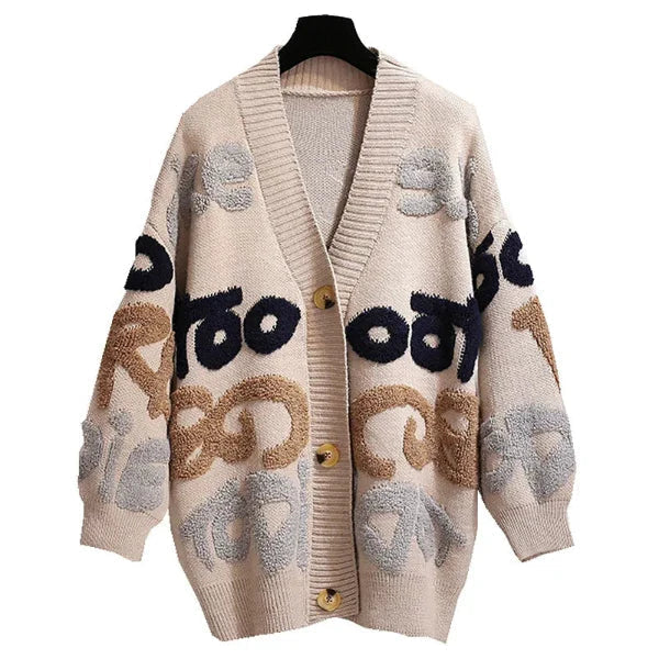 Oversized strikket damecardigan med vakkert mønster og knapper. Perfekt som varm høst- og vintergenser.