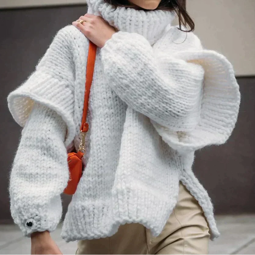 Komfortabel oversized turtleneck genser for dame, ideell for kalde dager. Varm og moderne stil.