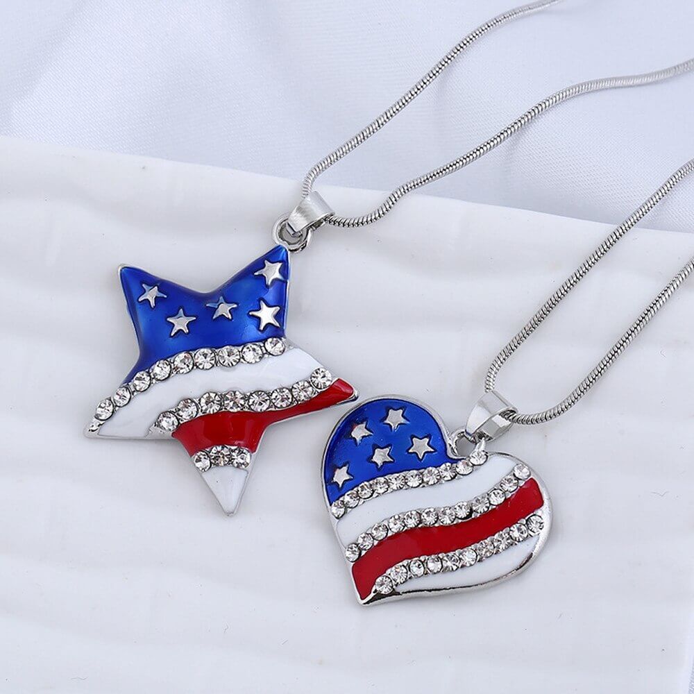 Nydelig amerikansk flagg halskjede med hjerte- og stjerneform. Perfekt patriotisk smykke.