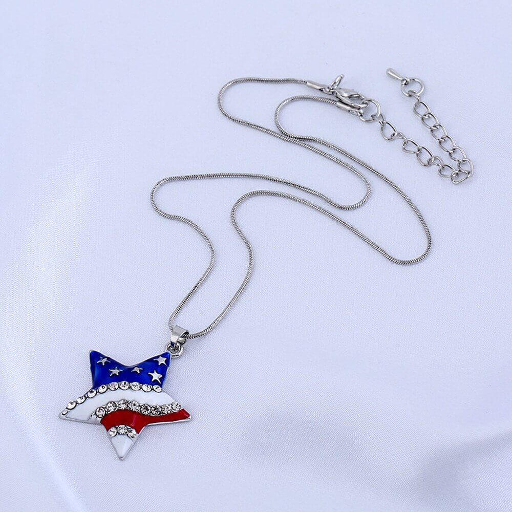 Flott gave til veteraner og USA patrioter. Klassisk amerikansk flagg smykke i sinklegering.