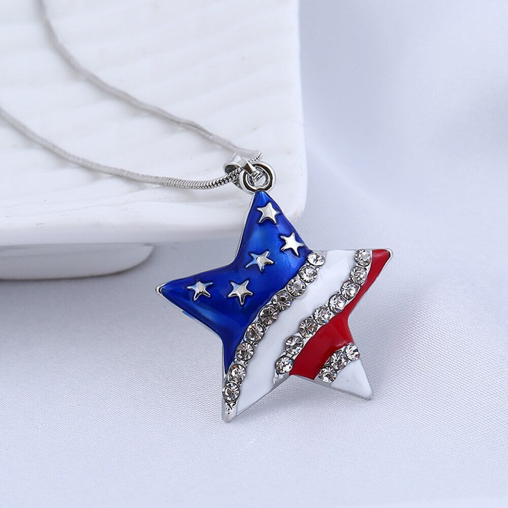 Nærbilde av det patriotiske amerikanske flagg halskjedet i holdbar sinklegering, viser detaljer.