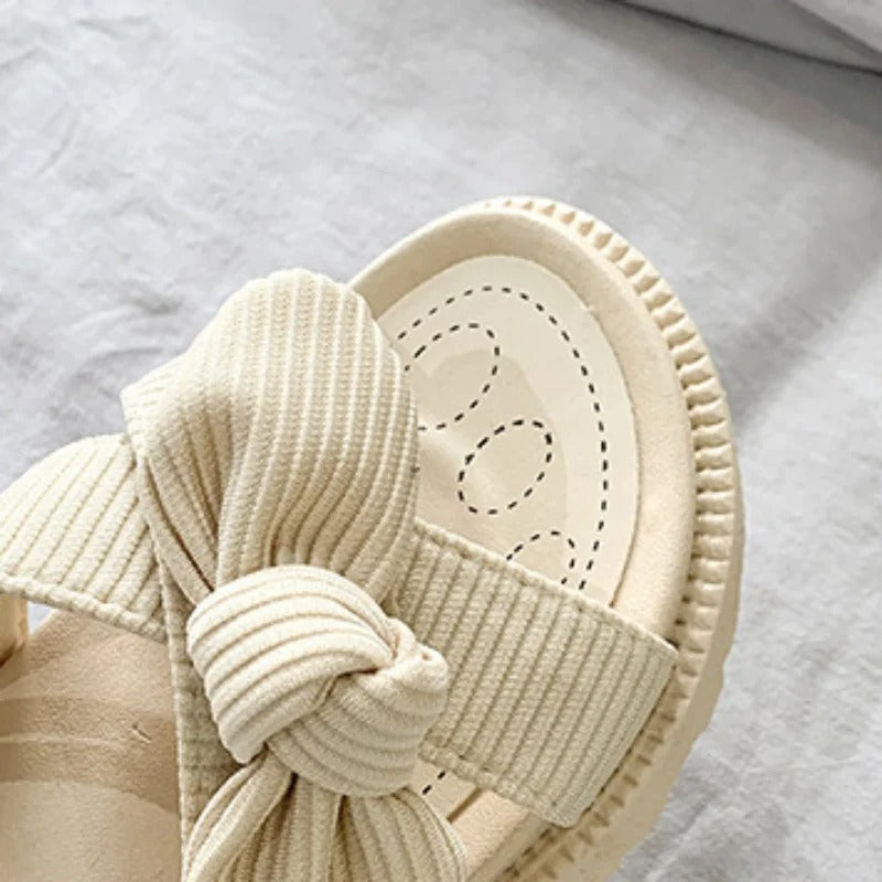 Stilige, komfortable og lette plattformsandaler til dame. Perfekte slip-on sommersko for alle anledninger.