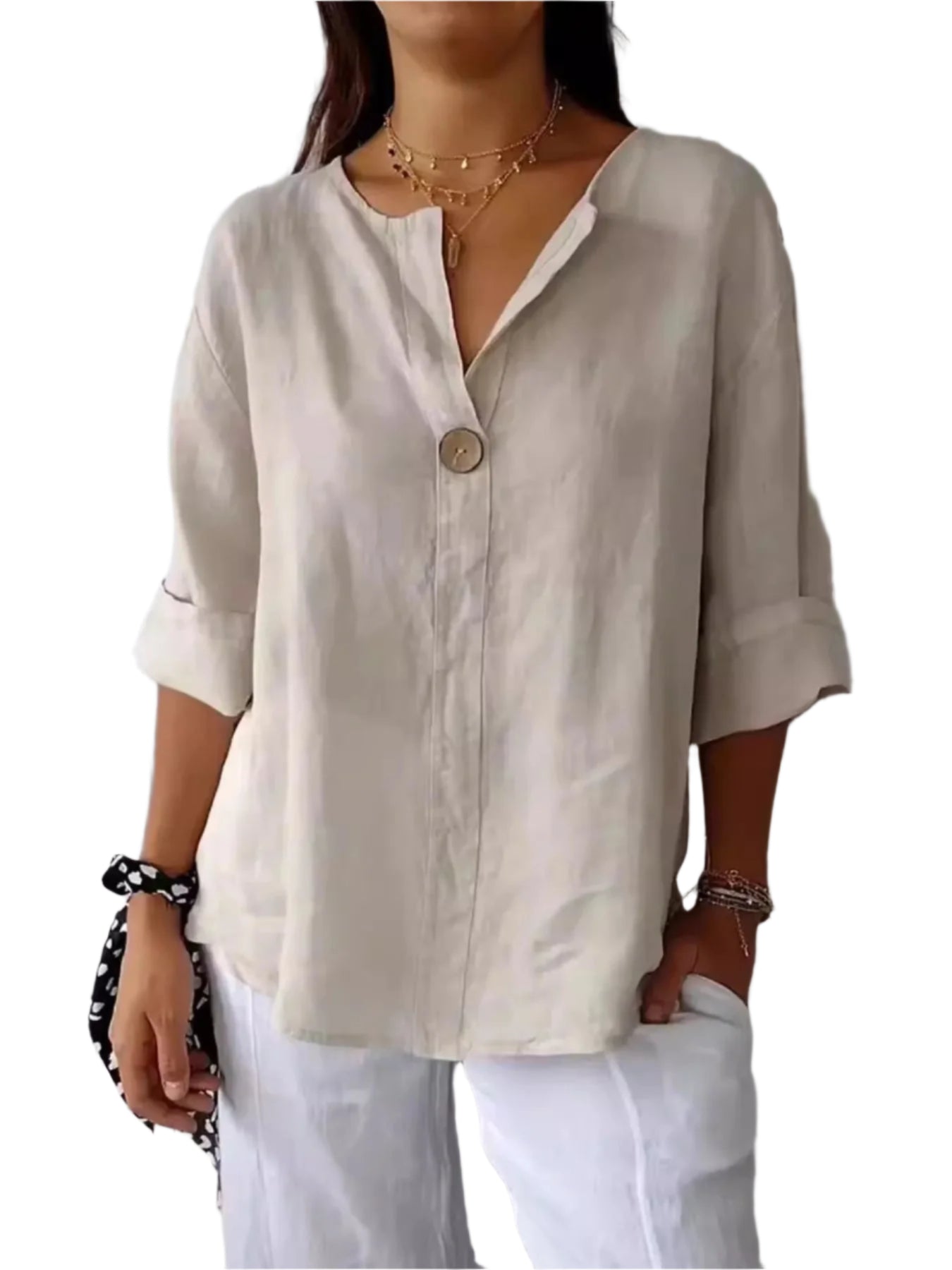 Plus size damebluse med stilren notch detalj, perfekt for hverdags og fest. Komfortabel passform.