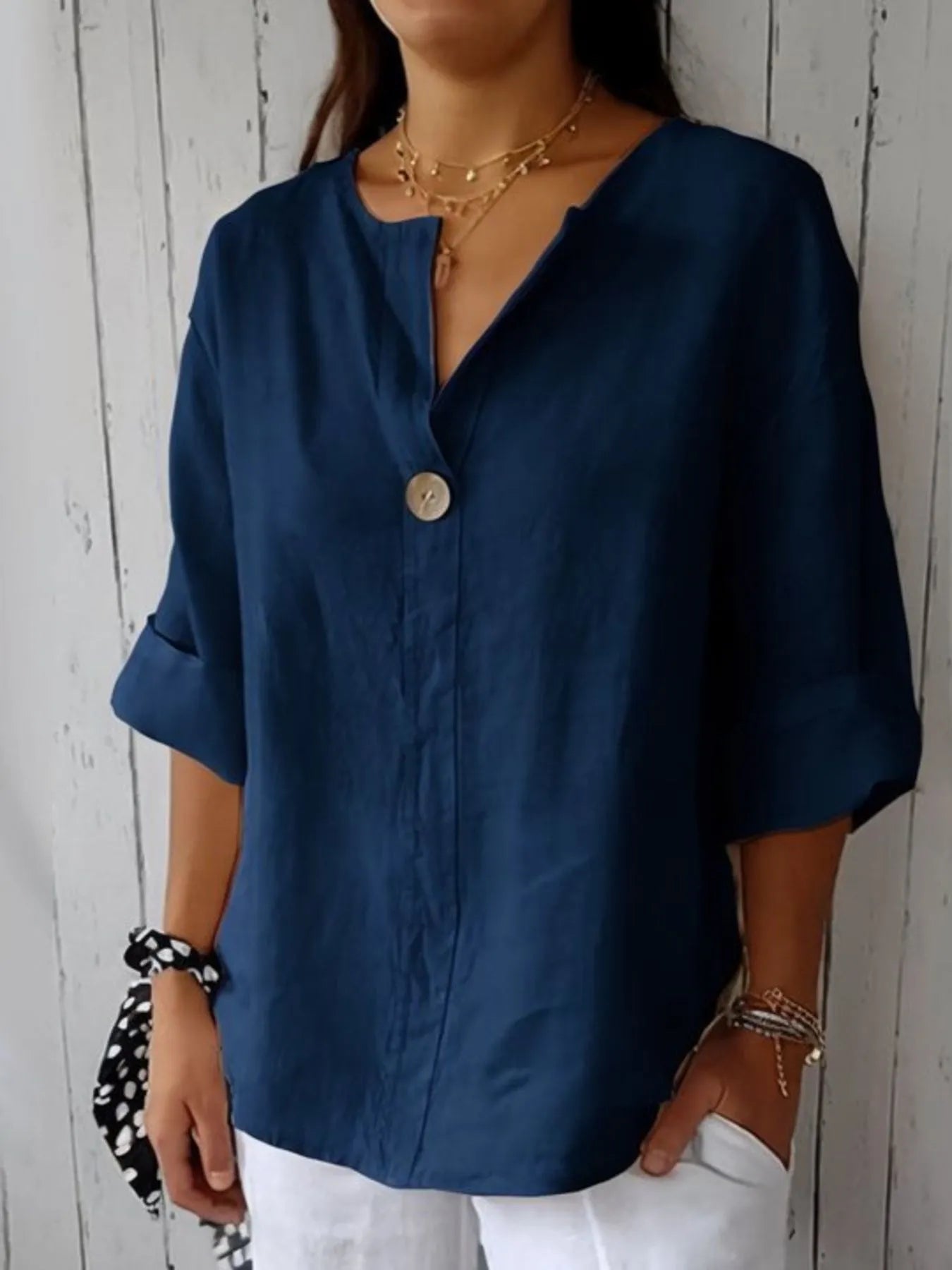Komfortabel plus size hverdagsbluse med elegant notch hals for en avslappet stil.