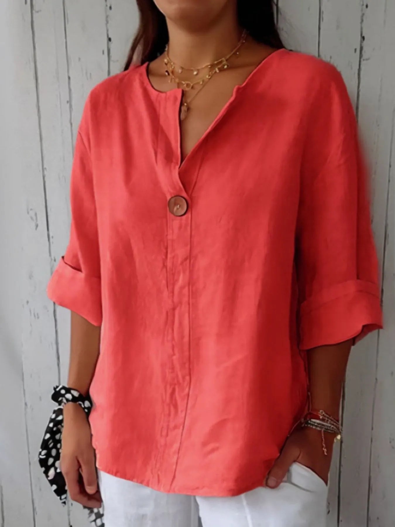 Moderne plus size bluse for kvinner med stilfull notch detalj, et must-have plagg.