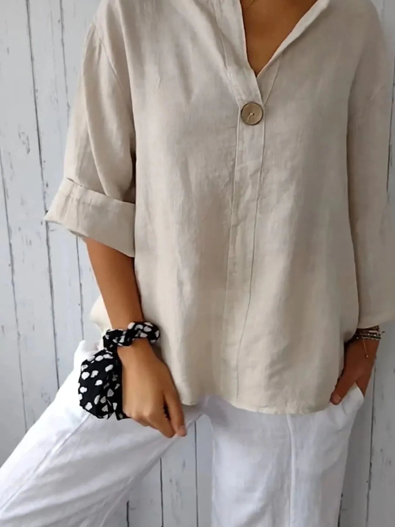 Elegant svart plus size bluse i mykt stoff med pen notch hals. Allsidig og komfortabel.