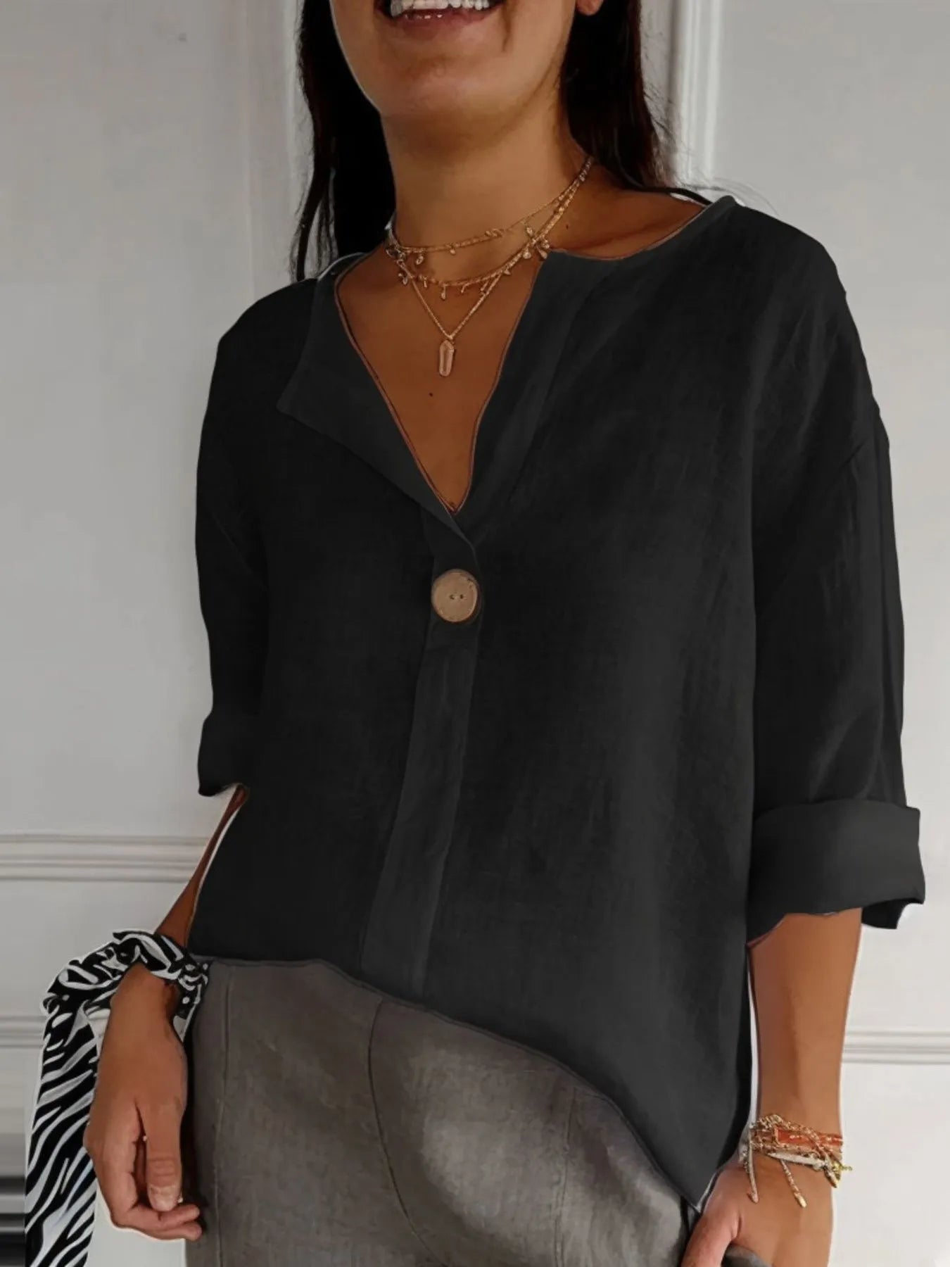 Nærbilde av den unike notch detaljen på en komfortabel plus size damebluse.