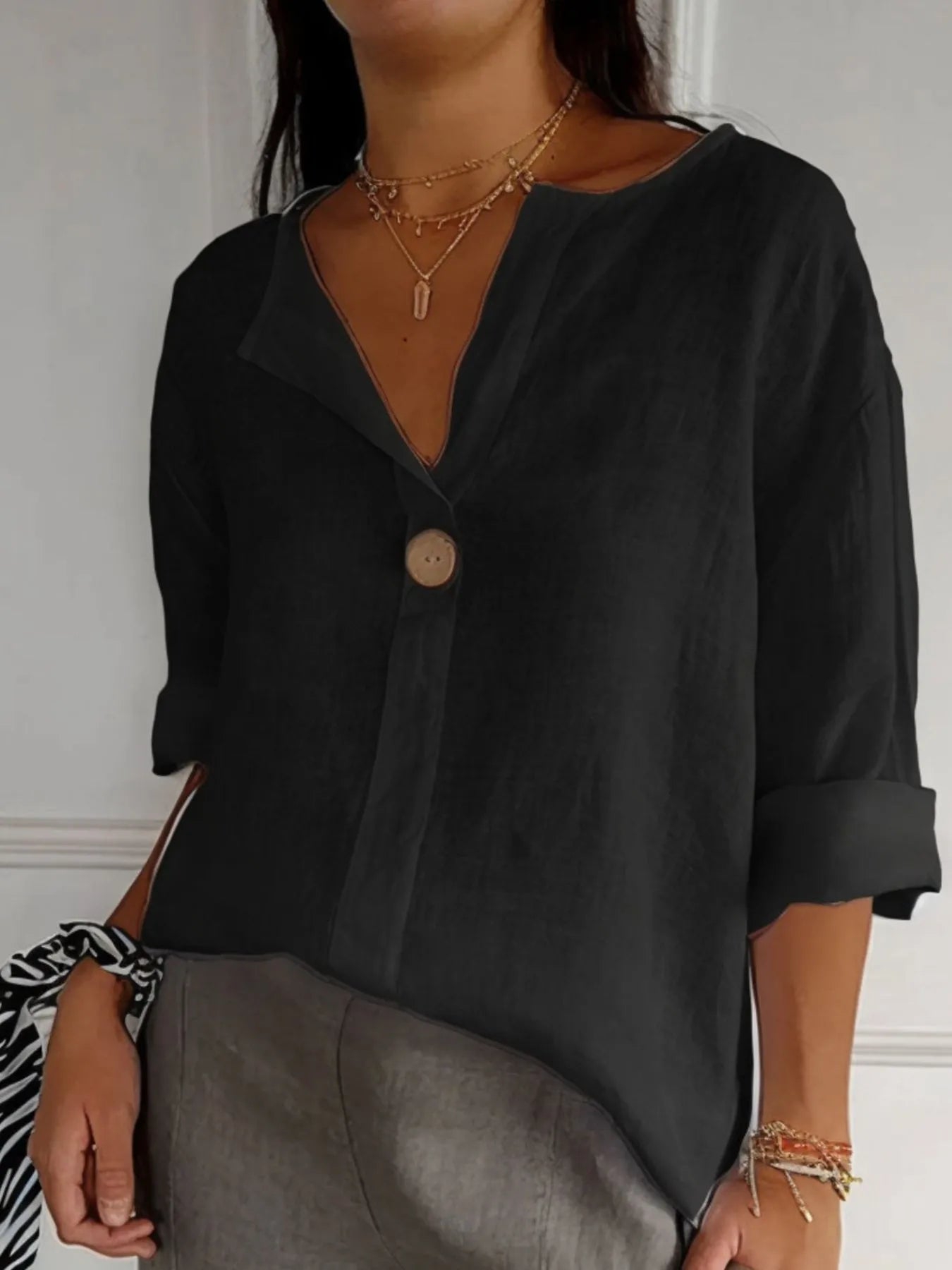 Stilfull plus size bluse med notch hals, ideell for både jobb og formelle anledninger.