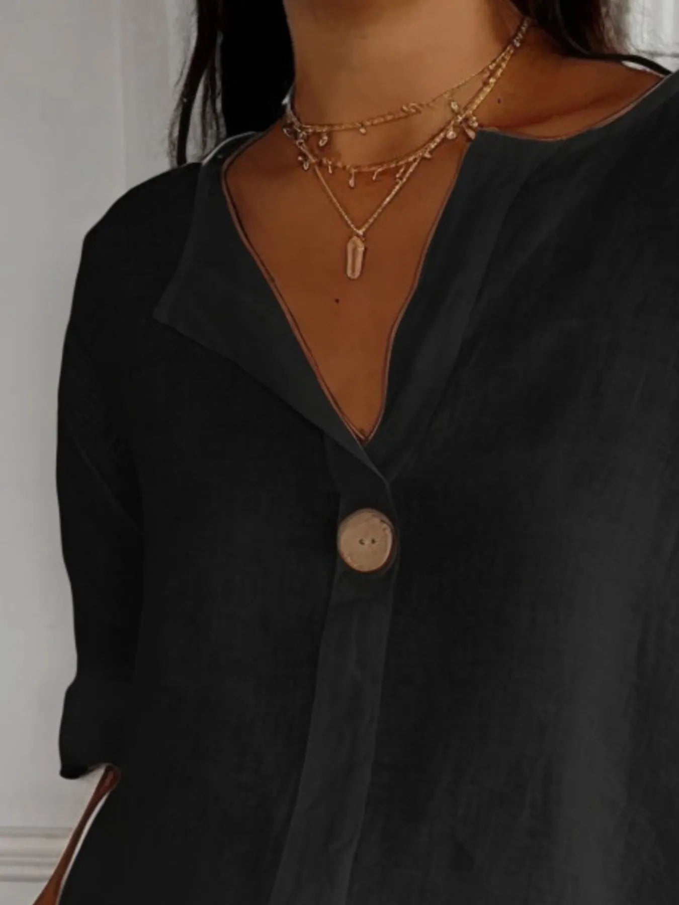 Luftig plus size sommerbluse med notch detalj i lett stoff, behagelig for varme dager.