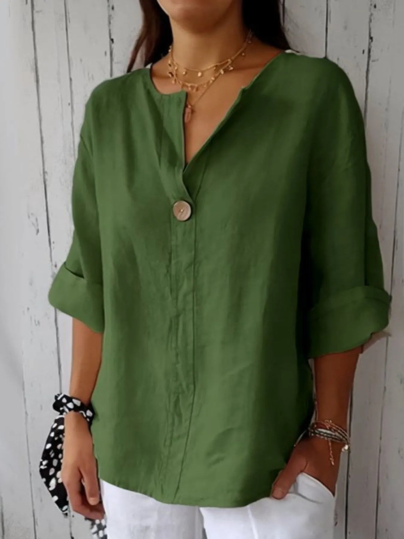Fasjonabel plus size bluse med flatterende passform og moderne notch design for kvinner.