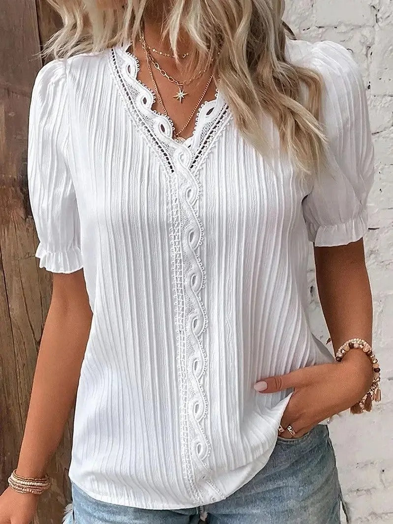 Komfortabel plus size kortermet bluse for kvinner. Løs passform og mykt stoff, ideell for hverdagsbruk om sommeren.