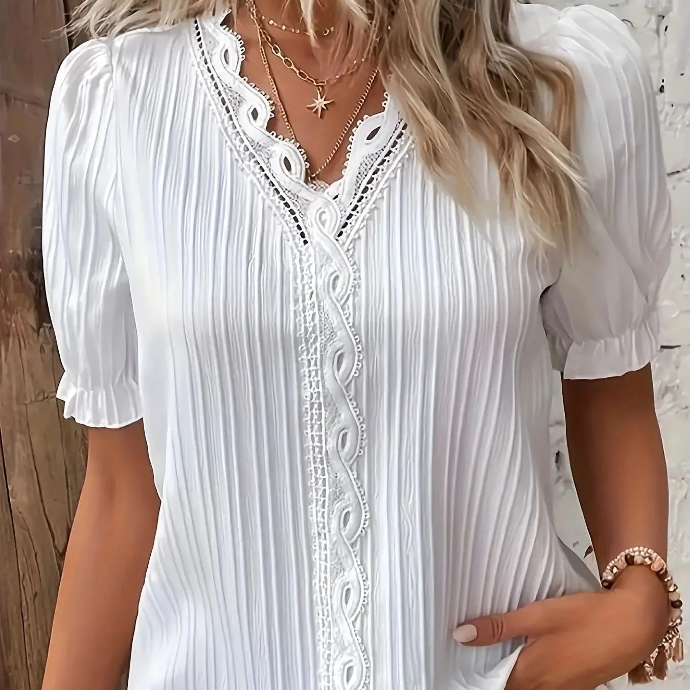 Stilig plus size kortermet topp for kvinner. Enkel og casual bluse, perfekt for vår og sommerens hverdagsantrekk.