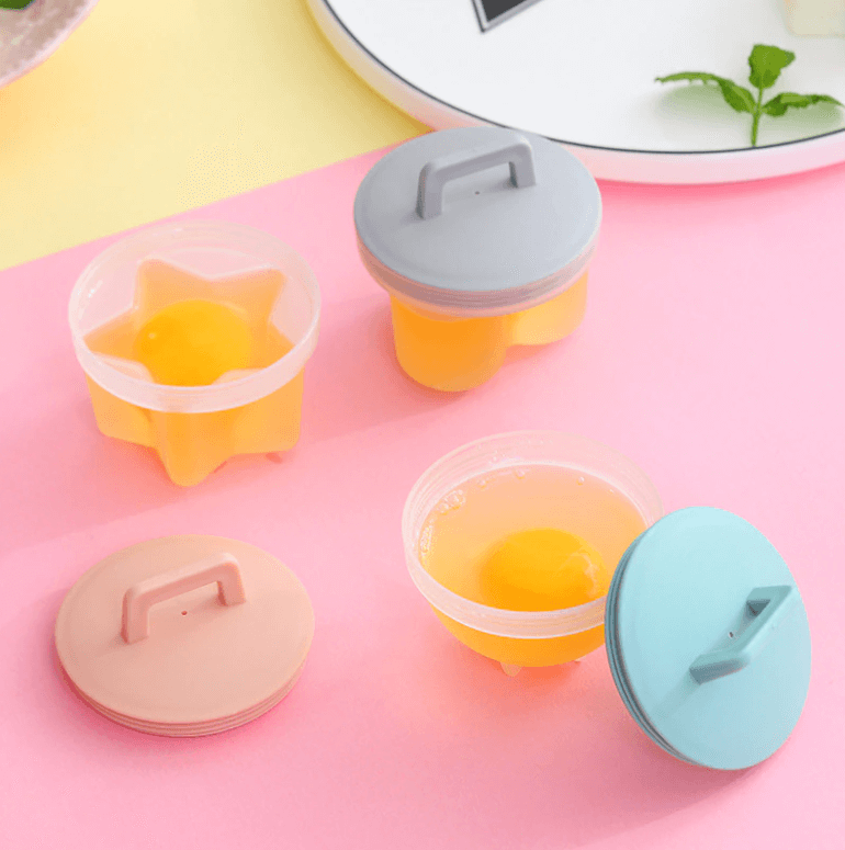 Høykvalitets silikon eggekoker sett for å dampe eller posjere egg. Essensielt kjøkkenutstyr for frokost.