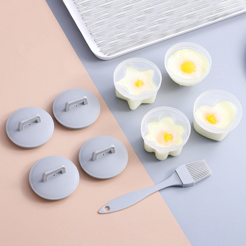 Fargerikt eggekoker sett i rosa, grå, blå silikon for enkel posjering av egg. Smart kjøkkenutstyr.