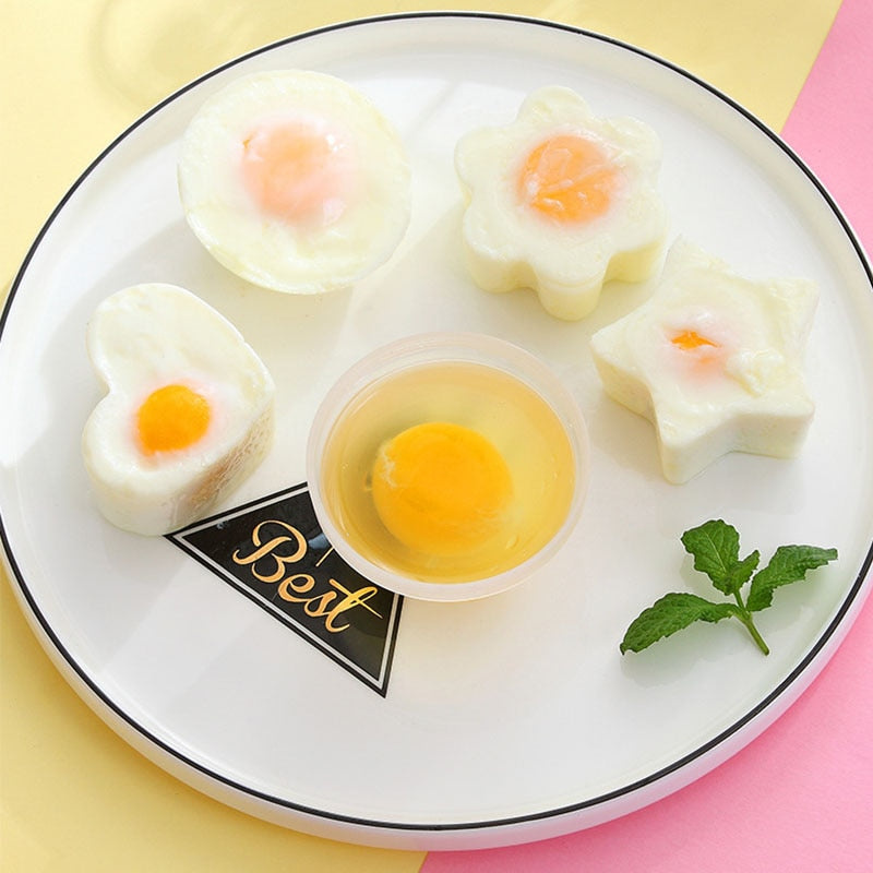 Sett med eggekoker kopper i silikon for å posjere egg til frokost og matlaging. Lag skallfrie egg enkelt.