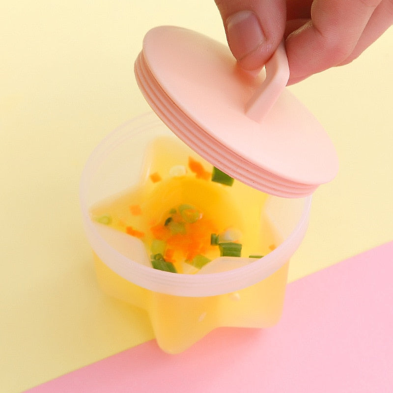 Individuell silikon eggekoker for perfekt posjerte egg uten skall, klar til servering. Praktisk kjøkkenredskap.