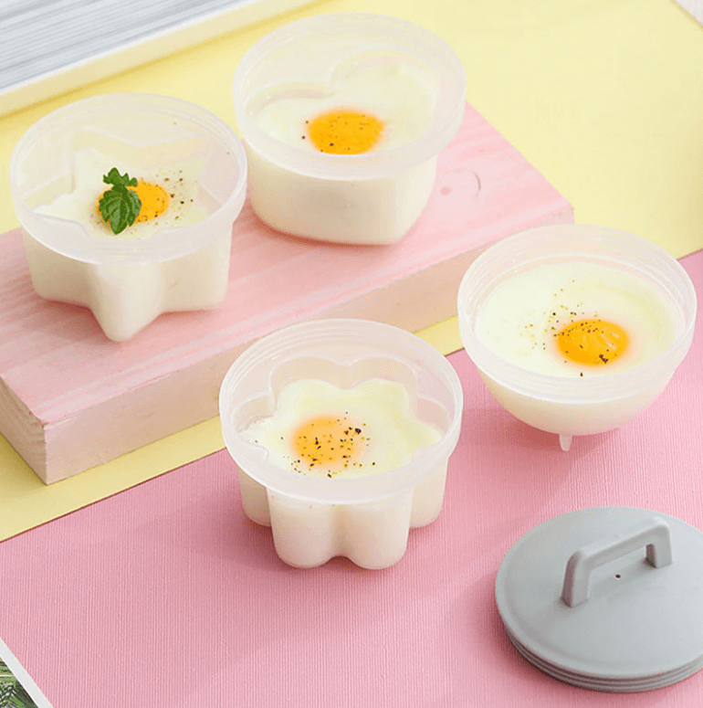 Sett med praktiske eggekokere i silikon. Posjer egg lettvint til frokost. Smart kjøkkenutstyr for matlaging.