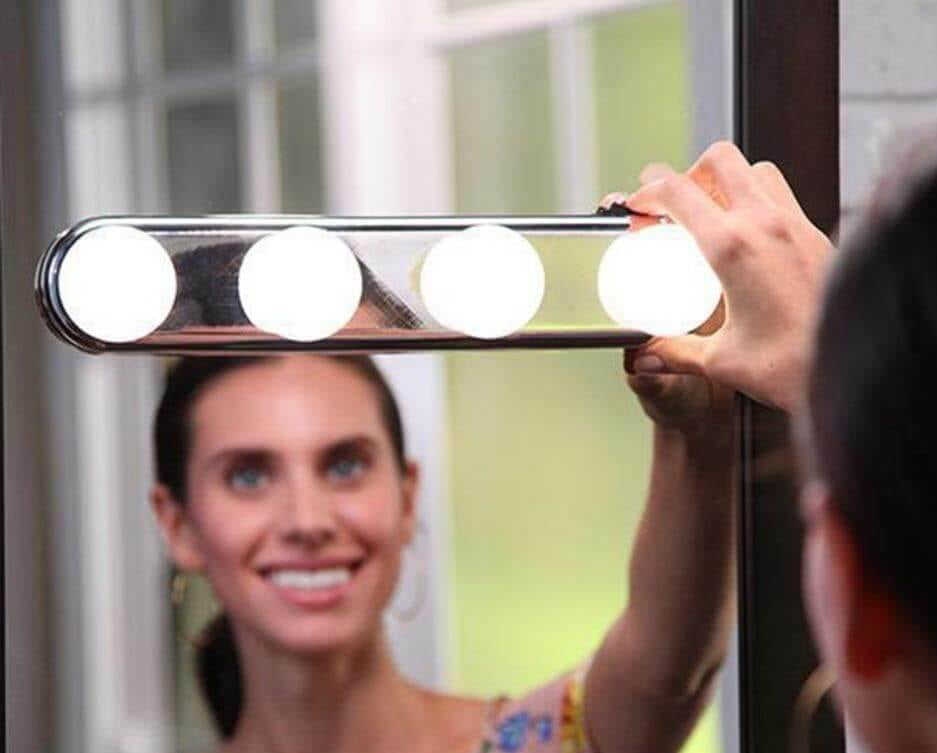 Bærbart LED-speillys med sugekopp for reise og bad. Gir optimal belysning for makeup og hudpleie.