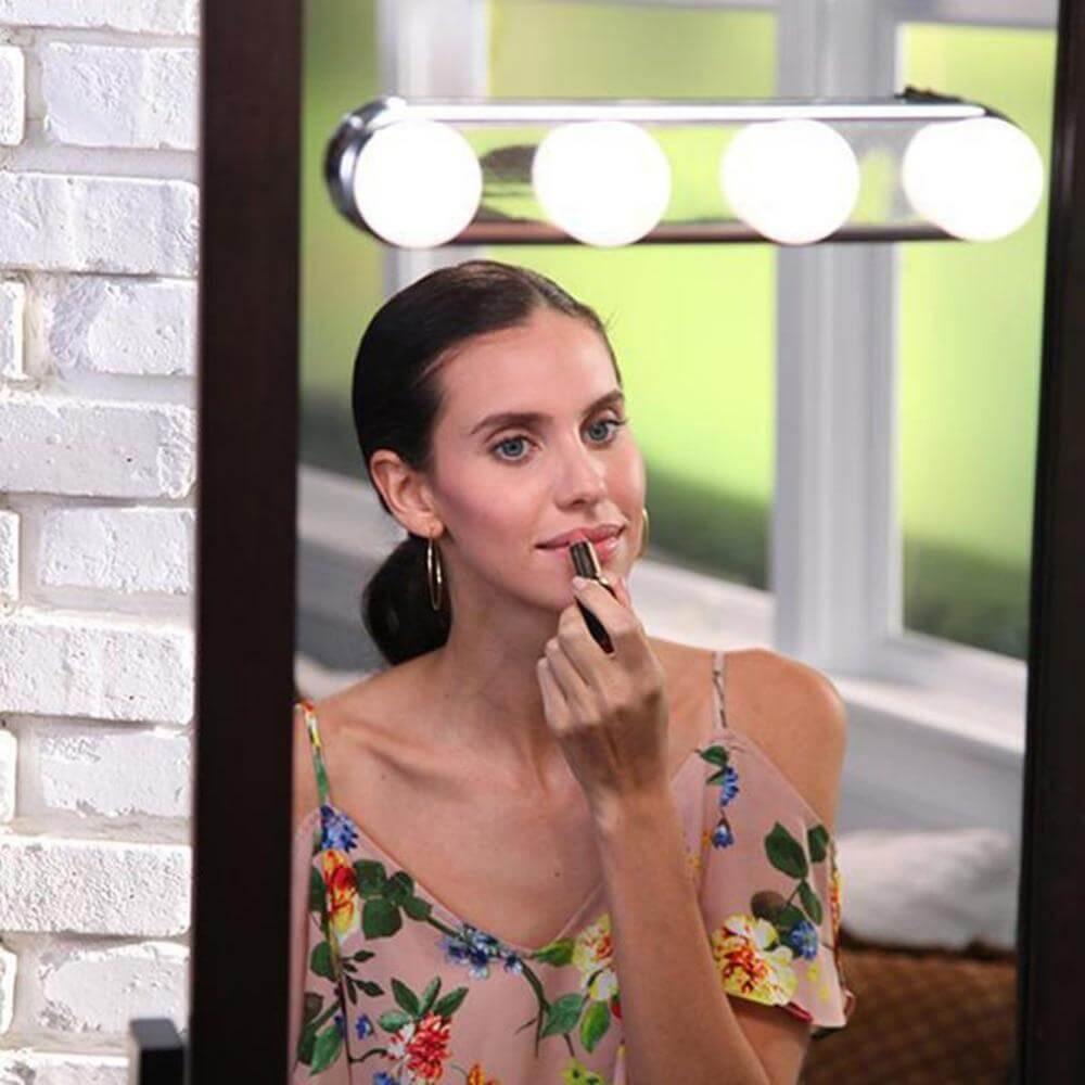 LED-baderomslys med sterk sugekopp for enkel montering på speil. Optimal belysning for makeup og hudpleie.