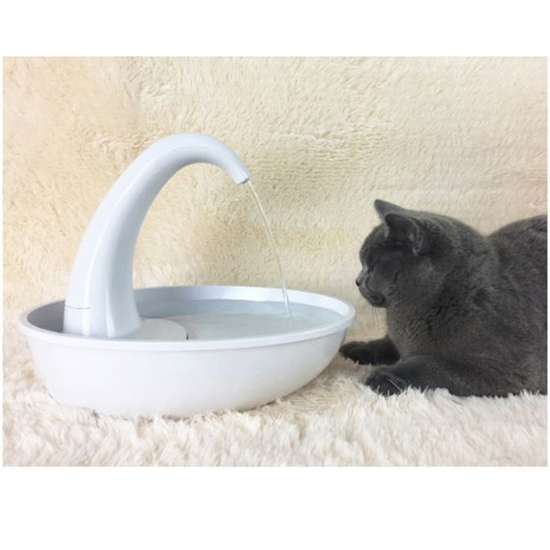 Automatisk drikkefontene for katter, optimaliserer hydrering med ferskt kattevann fra en moderne vannskål.
