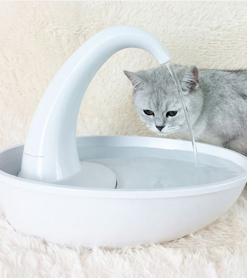 Fremmer kattens helse med automatisk drikkefontene; konstant ferskvann og optimal hydrering.
