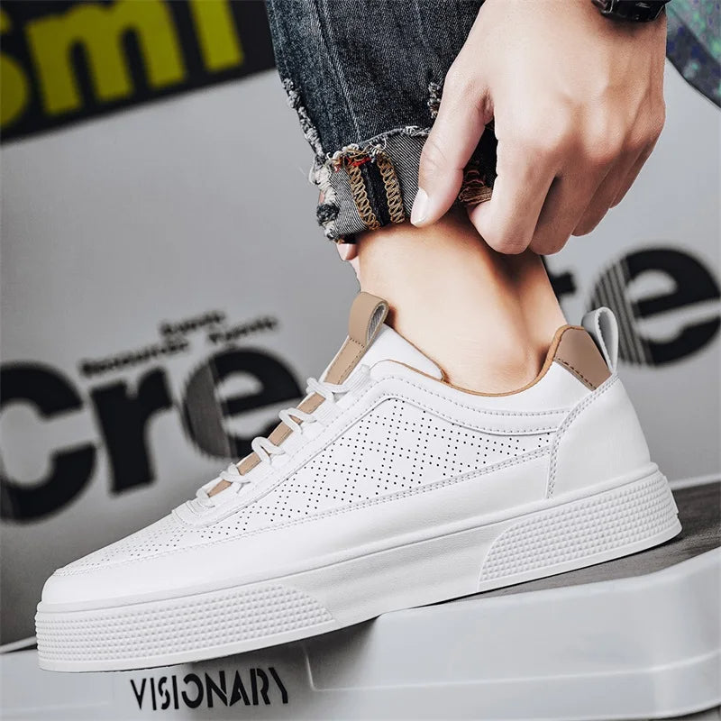 Hvite minimalistiske herre lær sneakers. Kvalitetssko for casual bruk og urban stil. Komfortabel snøresko.
