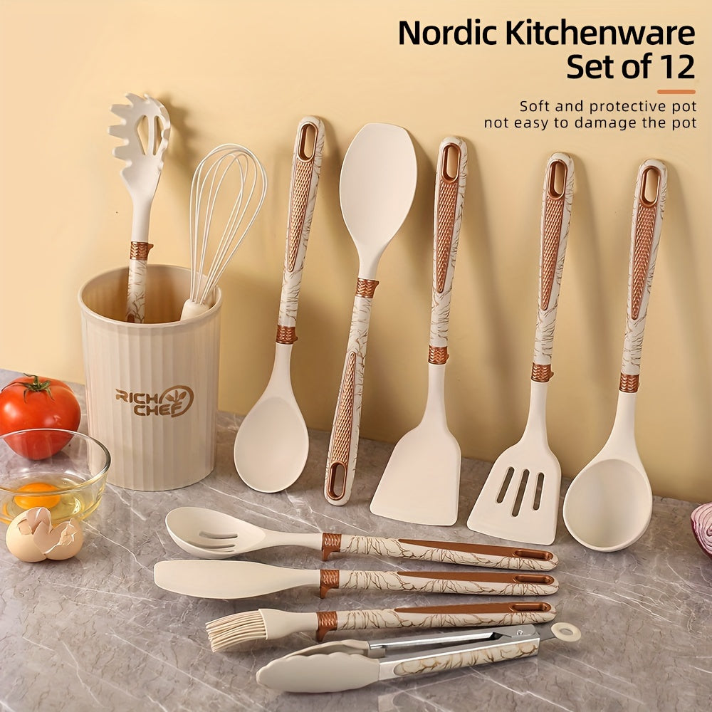 Komplett kjøkkenredskapssett i silikon med trehåndtak, elegant presentert for moderne kjøkken.