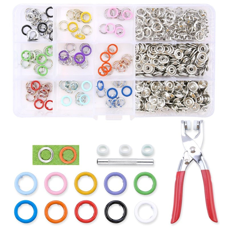 Diverse trykknapper og verktøy fra festemidler kit. Utstyr for søm, håndarbeid, klær og hjemmelagde prosjekter.