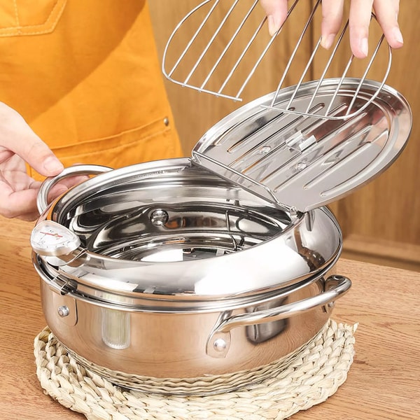 Elegant frityrkoker av rustfritt stål med praktisk lokk og dreneringssil. Ideell for hjemmekjøkkenet.