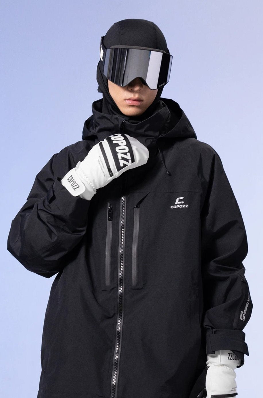 Person iført profesjonelle, vindtette skihansker; klar for ski og snowboard.