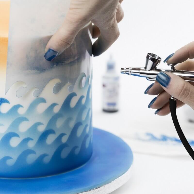 Komplett airbrushsett for kakepynt, inkludert dyse og slange. Perfekt for matfarger og bakeutstyr.
