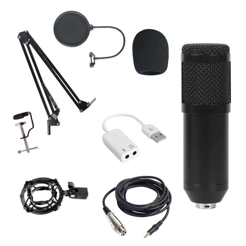 Podcaster streamer med profesjonelt mikrofonsett, ideelt for tydelige lydopptak og live sendinger.