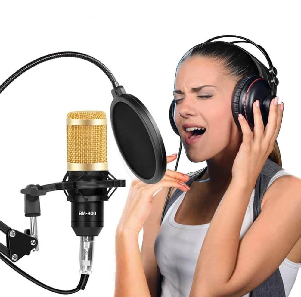 Oversikt over deler: kondensatormikrofon, justerbart stativ, popfilter, shock mount og kabler.