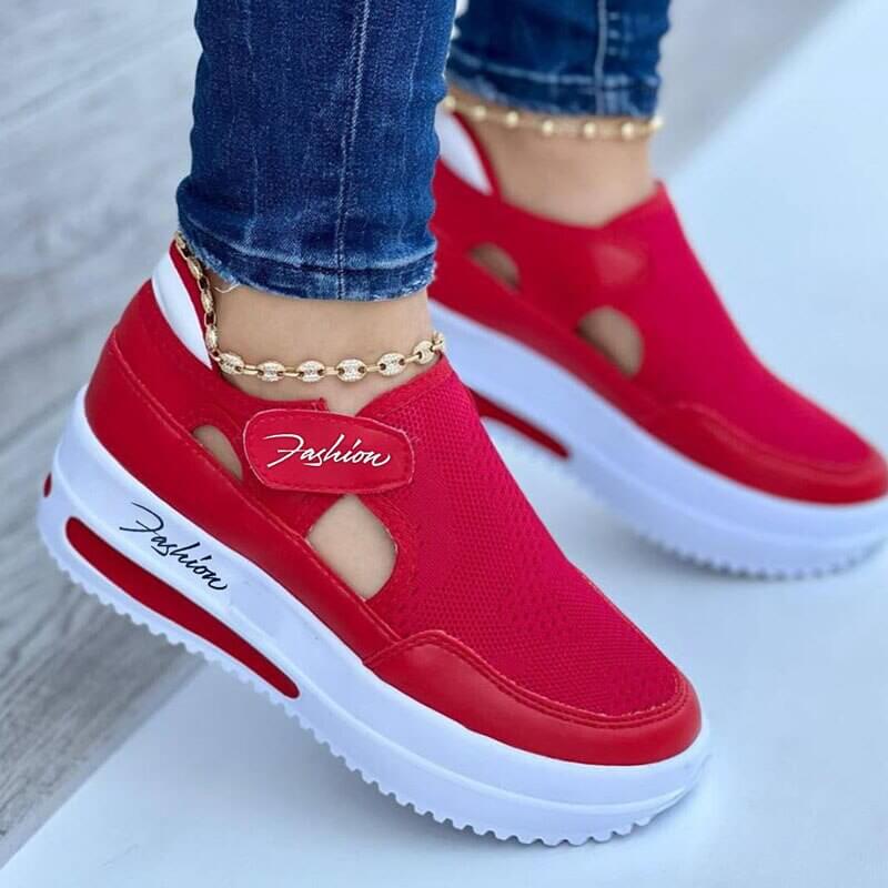 Svarte slip-on damejoggesko med pustende materiale. Komfortable fritidssko for stil og hverdagsbruk.