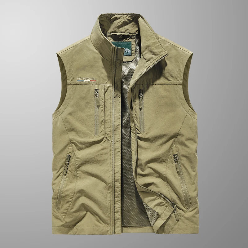Menns aktiv vest for utendørs eventyr som fotturer og fiske. Komfortabel og pustende polyester.