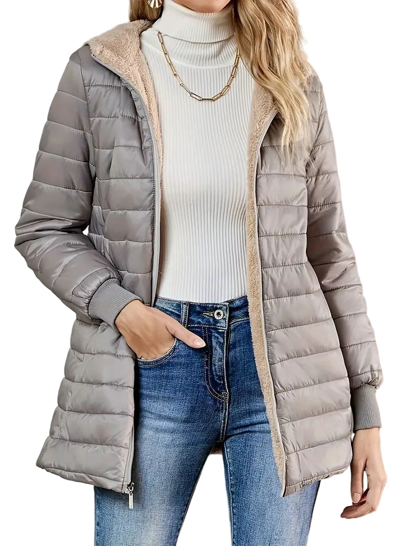 Quiltet damejakke med varmt fleecefôr og hette, perfekt for høst og vinter, casual stil.
