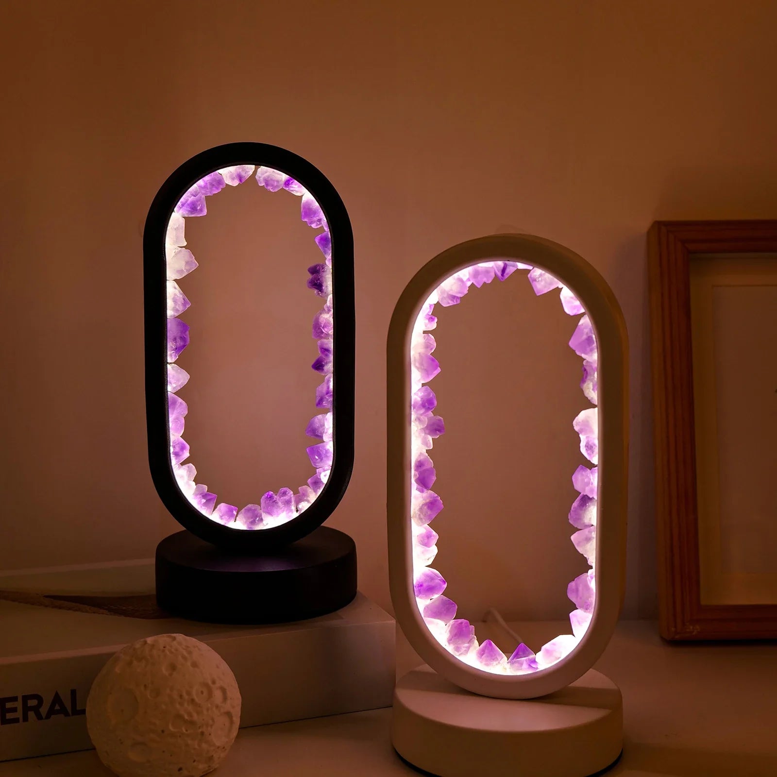 Ametyst lampe med lilla krystall, perfekt for avslapning og meditasjon. Stilig bordlampe.