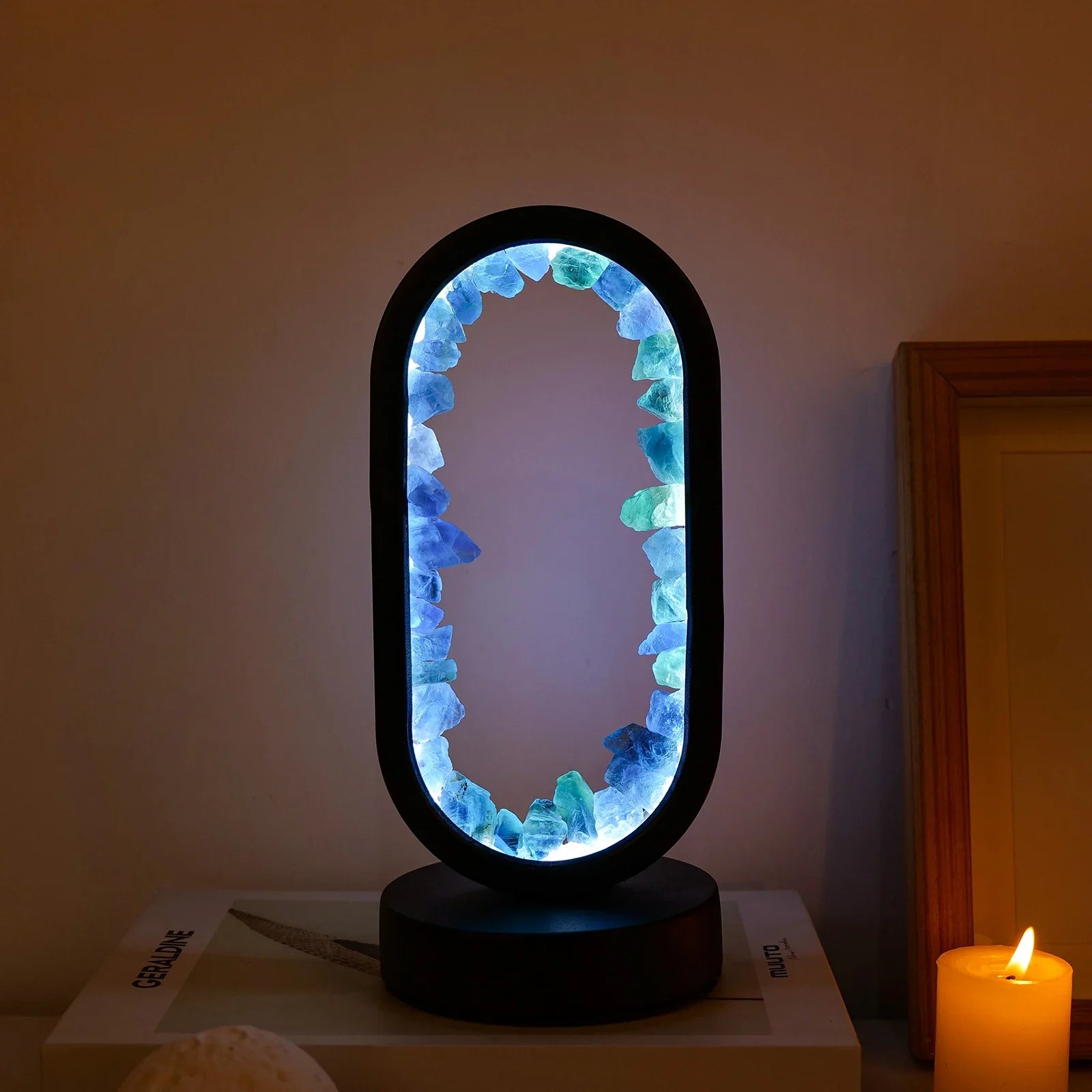 Naturlig ametyst bordlampe for stue eller soverom. Skaper fredfull stemning med mykt lys.