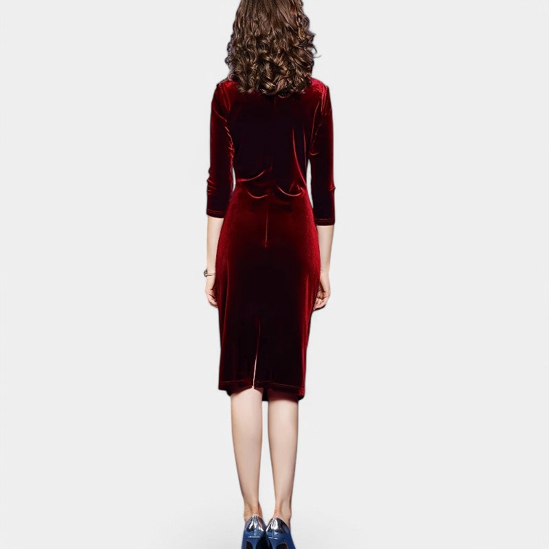 Elegant dame bodycon kjole med asymmetrisk utringning. Rød festkjole i unik stil for kveldsbruk.