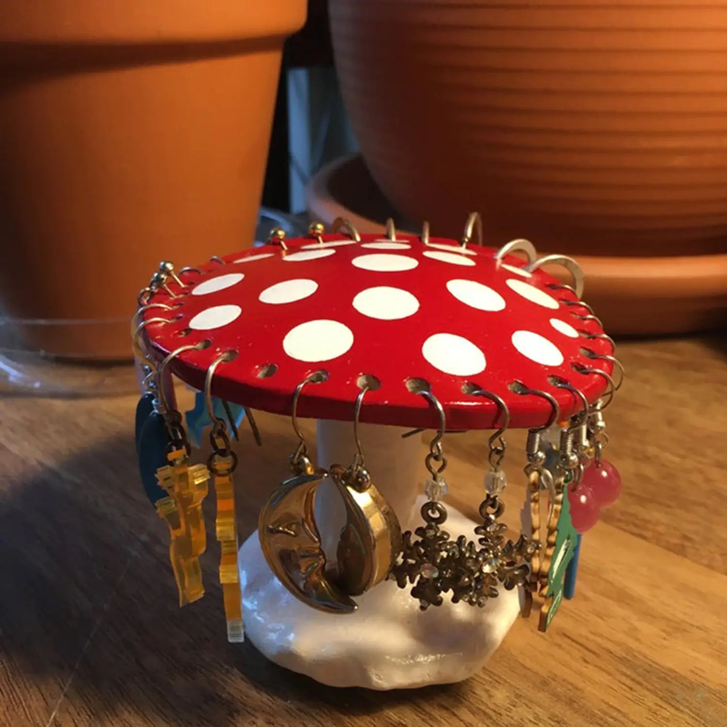 Unik DIY sopp smykkeholder i rødt og rosa. Perfekt dekorasjon for organisert oppbevaring av smykker.