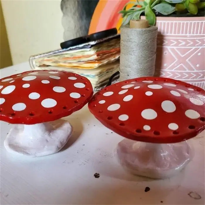DIY sett for en eventyrinspirert sopp smykkeholder. Rød og rosa design for morsom og praktisk smykkeoppbevaring.