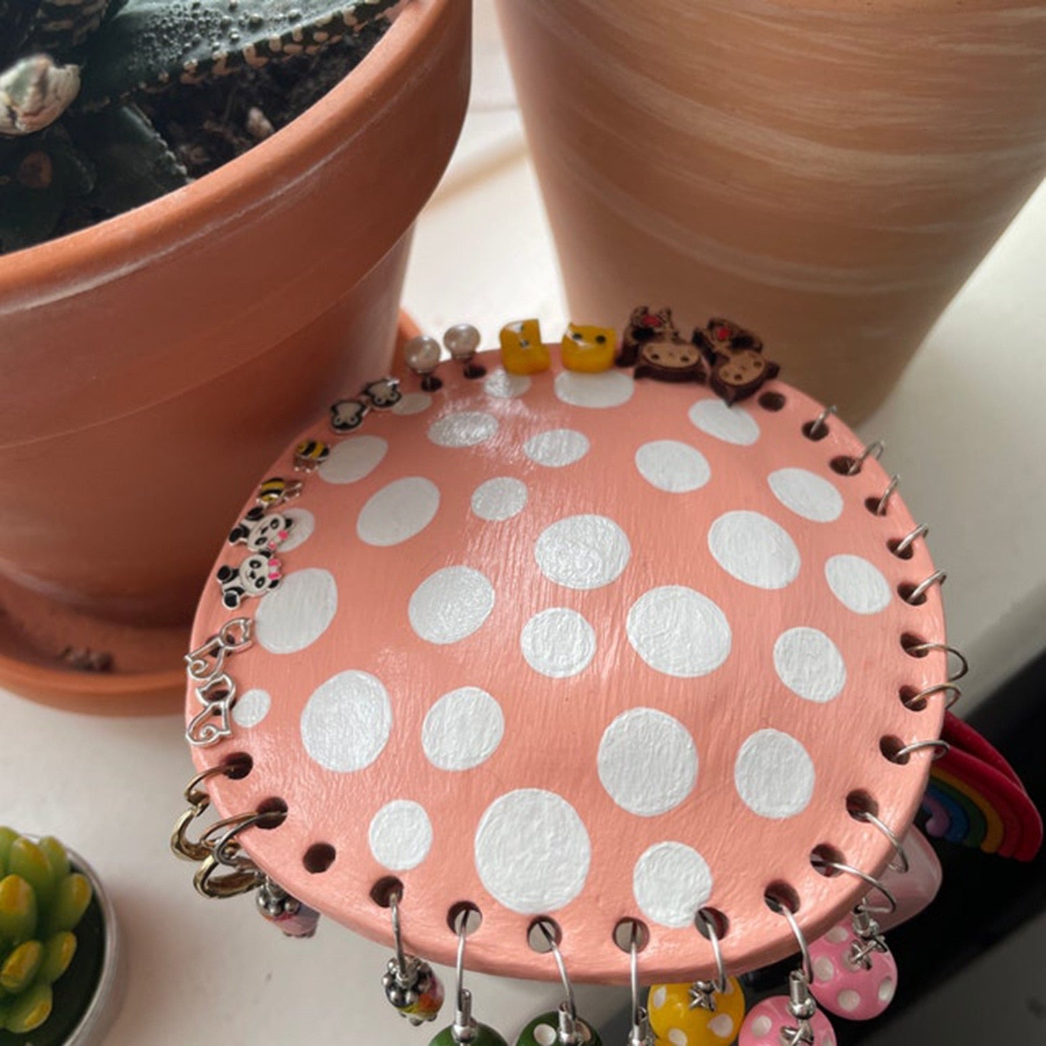 Unik rød og rosa sopp smykkeholder for dekorativ smykkeoppbevaring. En eventyrinspirert gaveide for organisering.