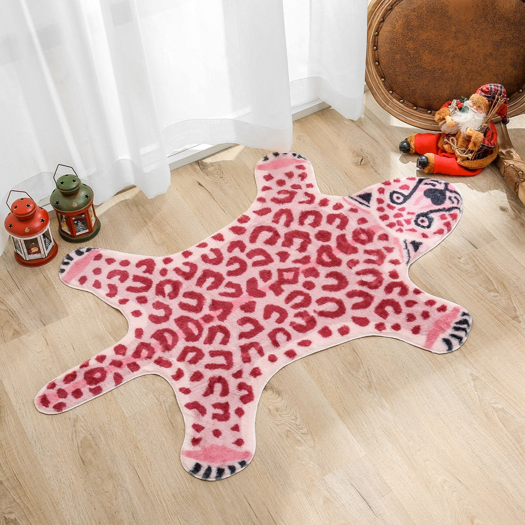 Moderne rødt leopardteppe som gir et unikt og dekorativt preg til stuen eller kontoret.